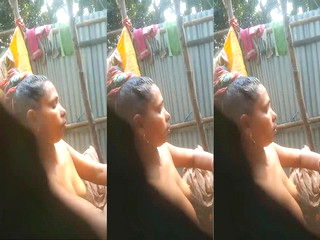 Desi Bahbhi bathing